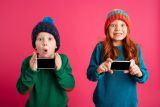 Zwei-kinder-aufgeregt-zeigen-ihre-smartphones © Bild von FreePik