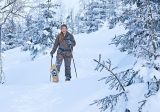 Rangerin mit Schneeschuhen im verschneiten Wald © Gert Krautbauer