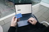 Overshoulder einer Person mit Kreditkarte und Laptop &copy; sumup/unsplash