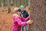 Kind ertastet Baum im Wald © Gregor Wolf