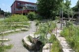 Naturnaher Spielbereich eines Kindergartens mit Balancierbalken und Amphitheater &copy; Gaby Lindinger